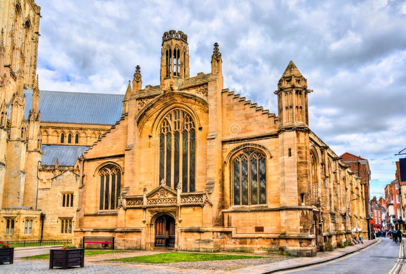 Igreja st michael le belfrey em yorland england imagens de stock