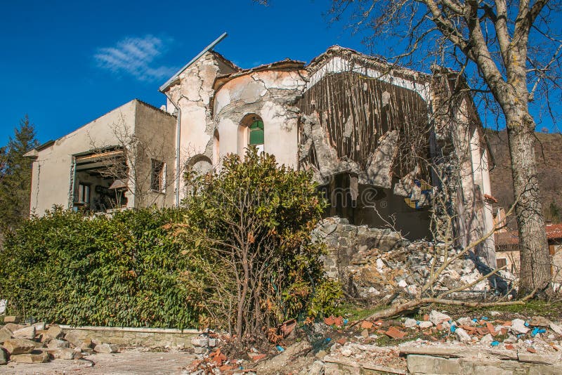 Igreja velha destruída pelo terremoto forte de Itália central imagens de stock Igreja velha destruída pelo terremoto forte de Itália central imagens de stock