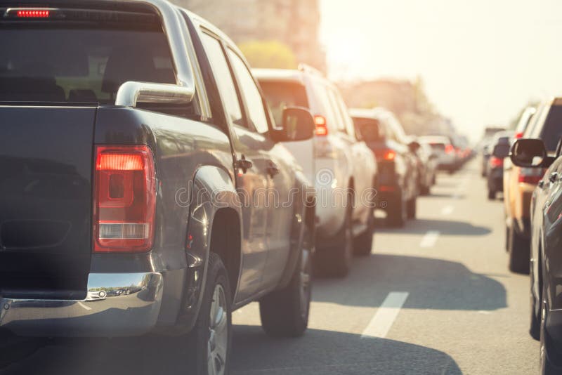 Igualación del atasco en la carretera ocupada de la ciudad Filas del stck del coche en el camino debido machacar accidente Escena foto de archivo libre de regalías