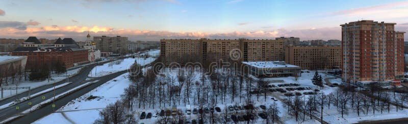 Igualación del panorama de la ciudad de Togliatti que pasa por alto el instituto ortodoxo de Volga y el templo de los tres santos fotografía de archivo libre de regalías Igualación del panorama de la ciudad de Togliatti que pasa por alto el instituto ortodoxo de Volga y el templo de los tres santos fotografía de archivo libre de regalías