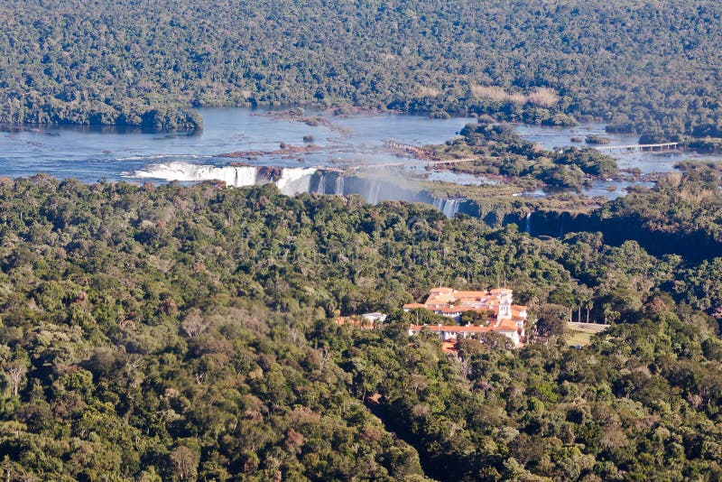 Iguassu baja barranca la Argentina y el Brasil foto de archivo libre de regalías Iguassu baja barranca la Argentina y el Brasil foto de archivo libre de regalías