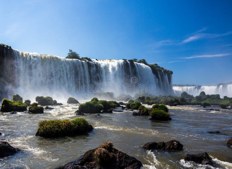 Iguassu hermoso baja en el Brasil, Suramérica foto de archivo Iguassu hermoso baja en el Brasil, Suramérica foto de archivo
