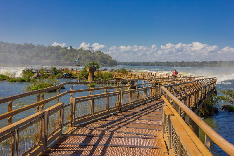 IGUAZU ARGENTINA - MAJ 14, 2016: bro över Iguazuet Falls i den argentinian sidan av nationalparken royaltyfria bilder IGUAZU ARGENTINA - MAJ 14, 2016: bro över Iguazuet Falls i den argentinian sidan av nationalparken royaltyfria bilder
