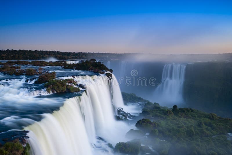 Iguaçu spadki widzieć od wierzchołka zgłębiać fotografia royalty free Iguaçu spadki widzieć od wierzchołka zgłębiać fotografia royalty free