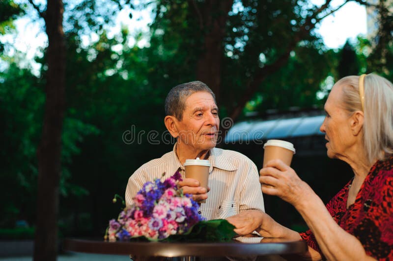 Ih parlant et potable de couples pluss âgé de famille de thé le café photo libre de droits Ih parlant et potable de couples pluss âgé de famille de thé le café photo libre de droits