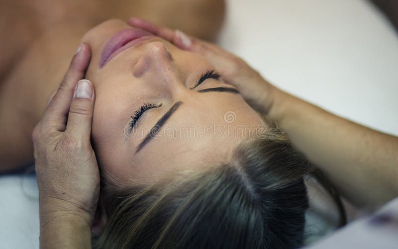 Ihr Gesicht verdient Massage stockfotografie Ihr Gesicht verdient Massage stockfotografie