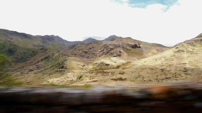 Ihr wyddfa oder Schnee vom nanten gwynant pass snowdonia Nord wandert durch Landschaft Weitwinkel.