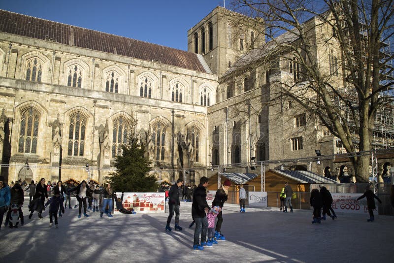 Ijs die bij de Kathedraal Engeland het UK schaatsen van Winchester royalty-vrije stock afbeeldingen Ijs die bij de Kathedraal Engeland het UK schaatsen van Winchester royalty-vrije stock afbeeldingen