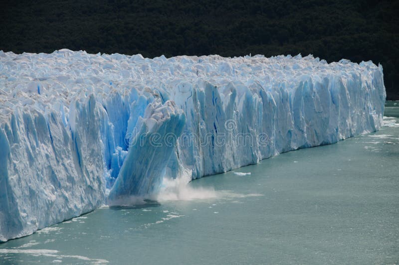 Ijs die in Perito Moreno Glacier kalven stock foto's Ijs die in Perito Moreno Glacier kalven stock foto's
