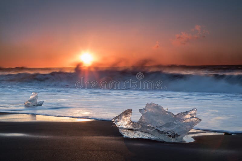 Ijs op een Zwart Zandstrand in IJsland stock afbeelding Ijs op een Zwart Zandstrand in IJsland stock afbeelding