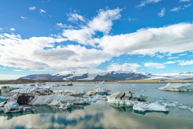 Ijsberg bij Jokulsarlon-gletsjerlagune, IJsland royalty-vrije stock afbeelding Ijsberg bij Jokulsarlon-gletsjerlagune, IJsland royalty-vrije stock afbeelding