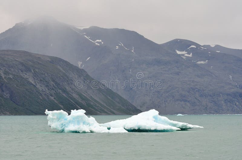Ijsbergen die in de Atlantische Oceaan, Groenland drijven stock fotografie Ijsbergen die in de Atlantische Oceaan, Groenland drijven stock fotografie