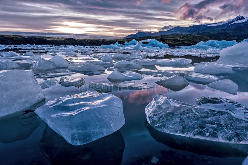 Ijsbergen die in de ijzige lagune van Jokulsarlon drijven stock foto's Ijsbergen die in de ijzige lagune van Jokulsarlon drijven stock foto's