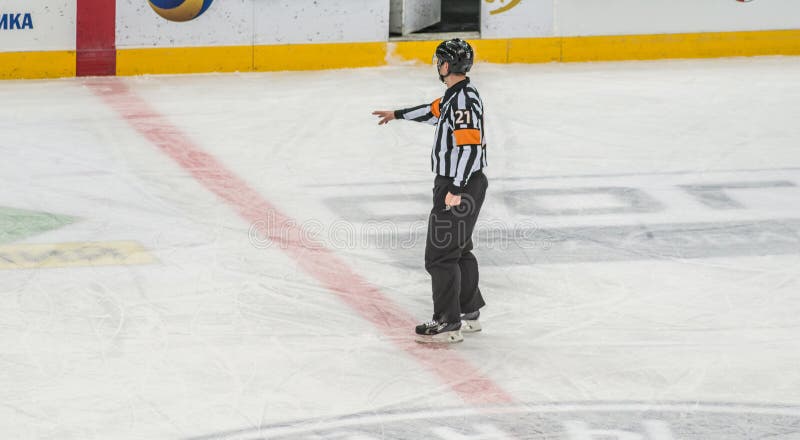 Ijshockeyscheidsrechter die besluit richten stock afbeeldingen Ijshockeyscheidsrechter die besluit richten stock afbeeldingen