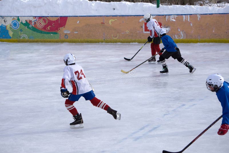 Ijshockeyspelers op het ijs stock foto Ijshockeyspelers op het ijs stock foto
