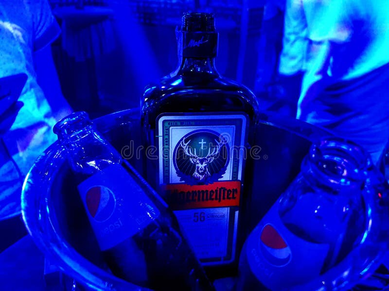 Ijskoude Jägemeister met Pepsi stock afbeeldingen Ijskoude Jägemeister met Pepsi stock afbeeldingen
