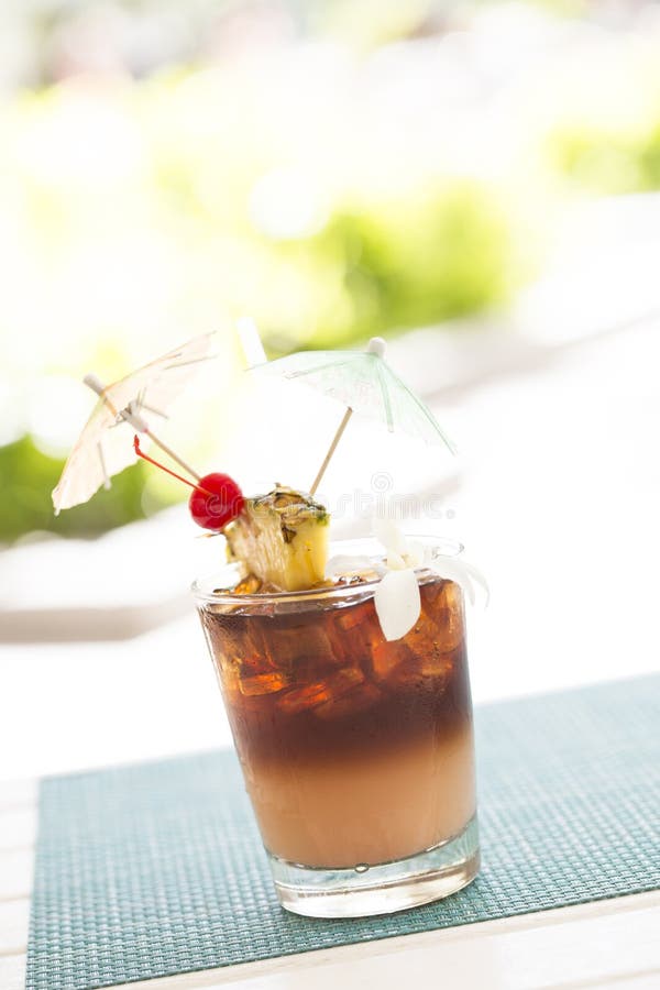 Ijskoude Mai Tai Cocktail Drink met Fruit en Umbrullas stock afbeeldingen Ijskoude Mai Tai Cocktail Drink met Fruit en Umbrullas stock afbeeldingen