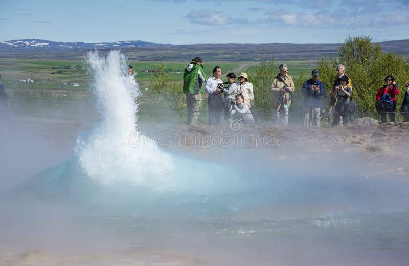 IJsland, Juni 2013: Chinese toerist die Strokkur-geiser bezoeken stock foto IJsland, Juni 2013: Chinese toerist die Strokkur-geiser bezoeken stock foto