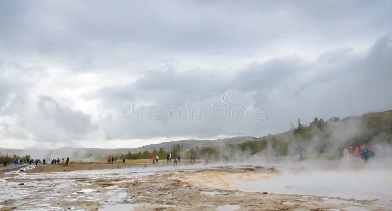 IJsland - September, 2014 - de bel van Strokkur geysir klaar te blazen, de Strokkur-Geiser die bij het geothermische gebied van H stock foto's IJsland - September, 2014 - de bel van Strokkur geysir klaar te blazen, de Strokkur-Geiser die bij het geothermische gebied van H stock foto's