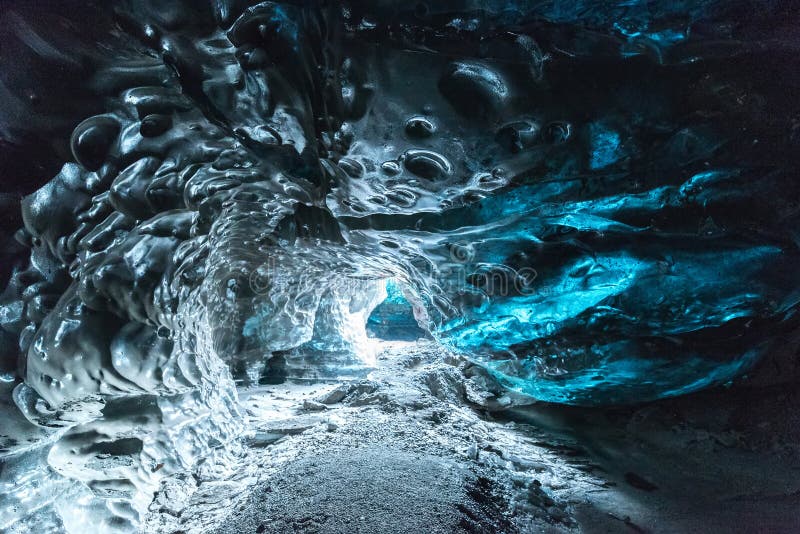 IJslandCrystal Ice-grot in Vatnajokull IJsgrotten zijn een voortdurend veranderend natuurlijk fenomeen met fascinerende ijsvormin