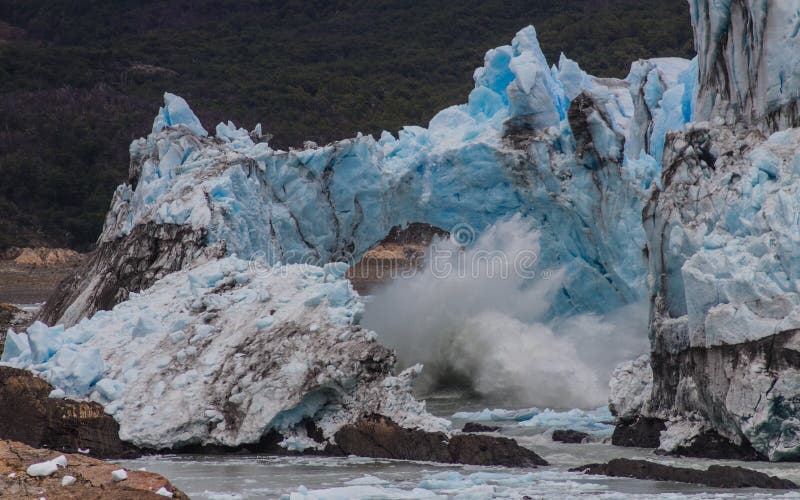 Ijsoverwelfde galerij die, Perito Moreno Glacier, Argentinië instorten stock afbeeldingen Ijsoverwelfde galerij die, Perito Moreno Glacier, Argentinië instorten stock afbeeldingen