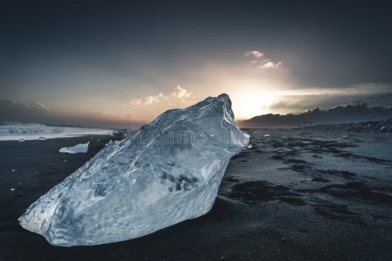 Ijsrots met zwart zandstrand bij Jokulsarlon-het strand van de stranddiamant in zuidoostenijsland stock foto Ijsrots met zwart zandstrand bij Jokulsarlon-het strand van de stranddiamant in zuidoostenijsland stock foto