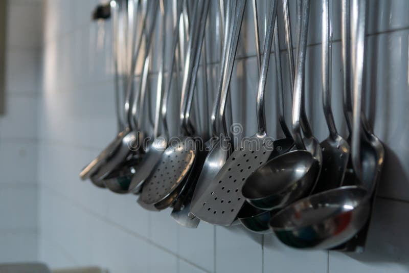 Ijzerlepels in een restaurantkeuken royalty-vrije stock fotografie Ijzerlepels in een restaurantkeuken royalty-vrije stock fotografie