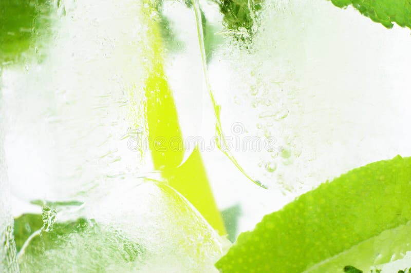 Ijzige de muntkalk van achtergrond macrodrankijsblokjes royalty-vrije stock fotografie Ijzige de muntkalk van achtergrond macrodrankijsblokjes royalty-vrije stock fotografie