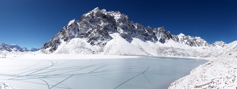 Ijzige meer en sneeuwberg, Himalayagebergte, Nepal royalty-vrije stock foto's Ijzige meer en sneeuwberg, Himalayagebergte, Nepal royalty-vrije stock foto's