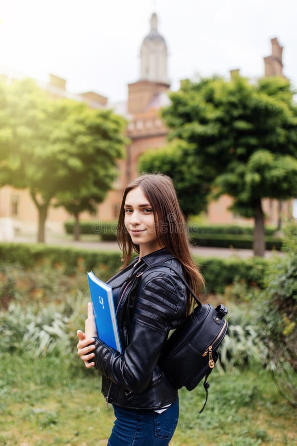 Ik ga mijn examen over Leuke vriendschappelijke aantrekkelijke vrij vrouwelijke student in collagepark stock afbeelding Ik ga mijn examen over Leuke vriendschappelijke aantrekkelijke vrij vrouwelijke student in collagepark stock afbeelding