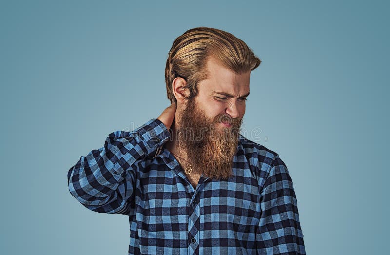 Ik heb een massage nodig De gefrustreerde hand van de mensenholding op zijn hals, die pijn op de rug hebben stock afbeeldingen Ik heb een massage nodig De gefrustreerde hand van de mensenholding op zijn hals, die pijn op de rug hebben stock afbeeldingen