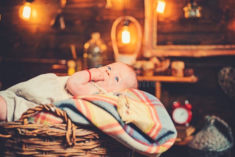Ik kan onze baby voelen Familie Kinderverzorging De Dag van kinderen Snoepje weinig baby Nieuwe het leven en babygeboorte Kinderj stock foto's Ik kan onze baby voelen Familie Kinderverzorging De Dag van kinderen Snoepje weinig baby Nieuwe het leven en babygeboorte Kinderj stock foto's