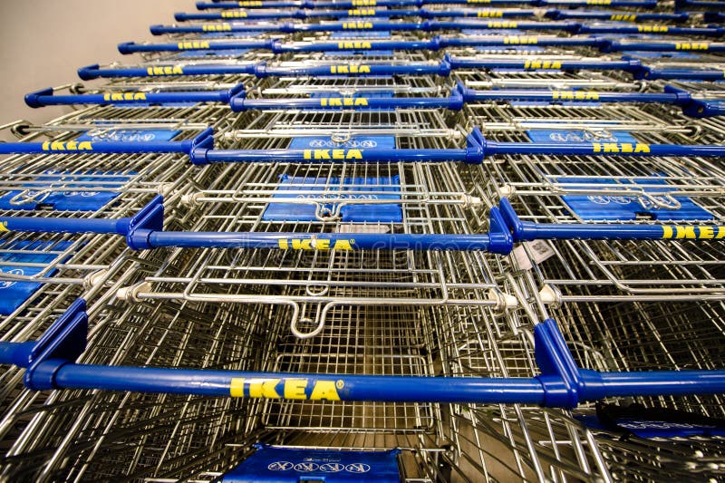 Ikea supermarketvagnar i möblemangsupermarket arkivbild Ikea supermarketvagnar i möblemangsupermarket arkivbild