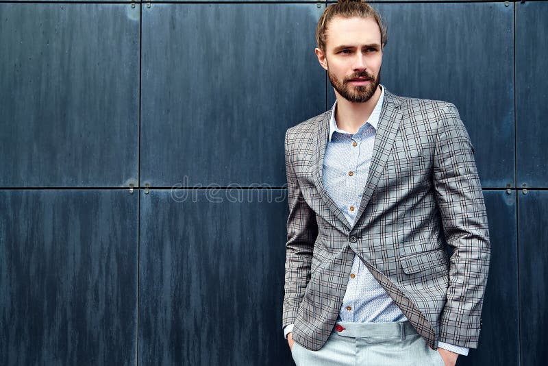 Iklädd elegant dräkt för stilig man för modemodell arkivfoton