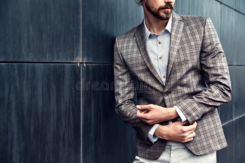 Snygg manlig mode modell i elegant kostym royaltyfria foton
