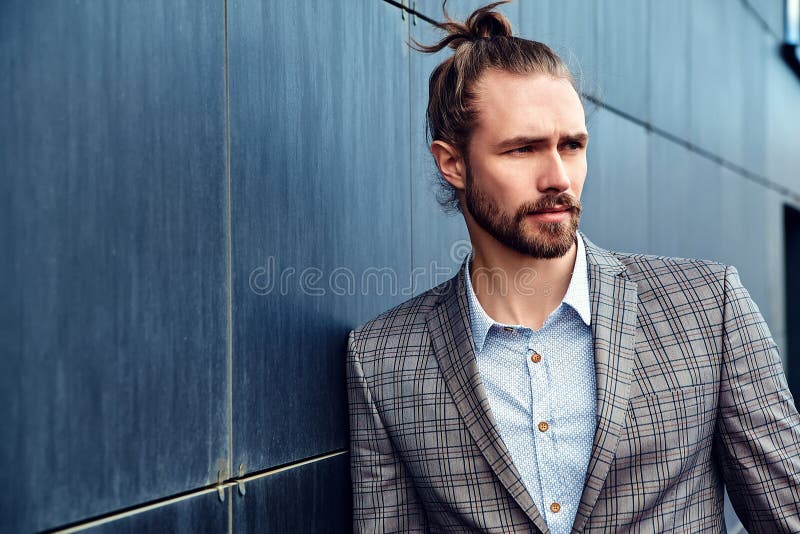 Snygg manlig mode modell klädd i elegant kostym royaltyfri fotografi