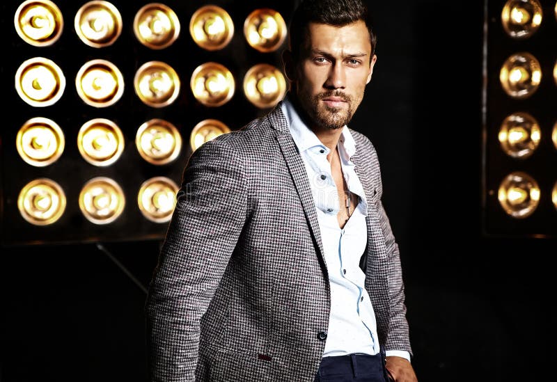 Iklädd elegant dräkt för stilig manlig modellman för mode fotografering för bildbyråer