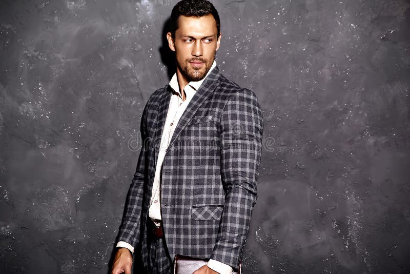 Snygg manlig mode modell klädd i elegant kostym arkivfoton