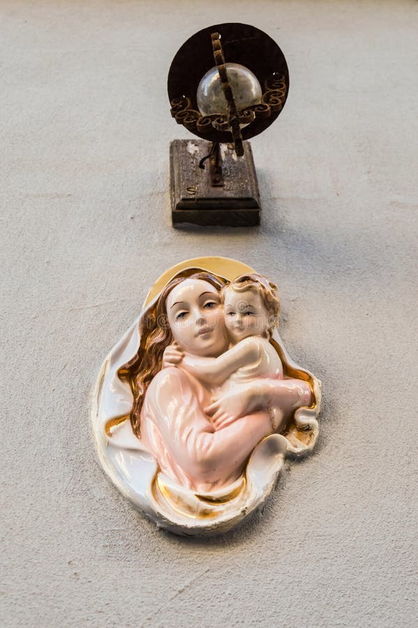 Ikona religii Na kamiennej ścianie Maryi Panny fotografia stock Ikona religii Na kamiennej ścianie Maryi Panny fotografia stock