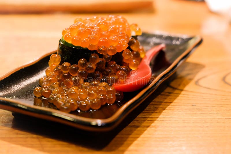 Ikura Gukan, Salmon Roe Sushi, fondo della sfuocatura immagine stock libera da diritti Ikura Gukan, Salmon Roe Sushi, fondo della sfuocatura immagine stock libera da diritti