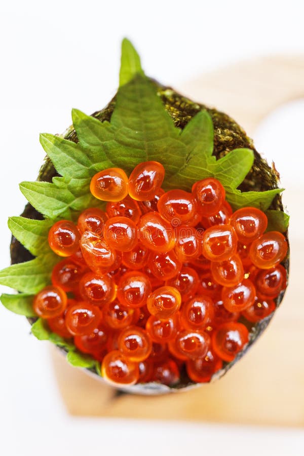 Ikura Salmon Roe Tempura California oder Temaki-Sushi-Handrolle auf hölzernem Stand stockfotografie Ikura Salmon Roe Tempura California oder Temaki-Sushi-Handrolle auf hölzernem Stand stockfotografie