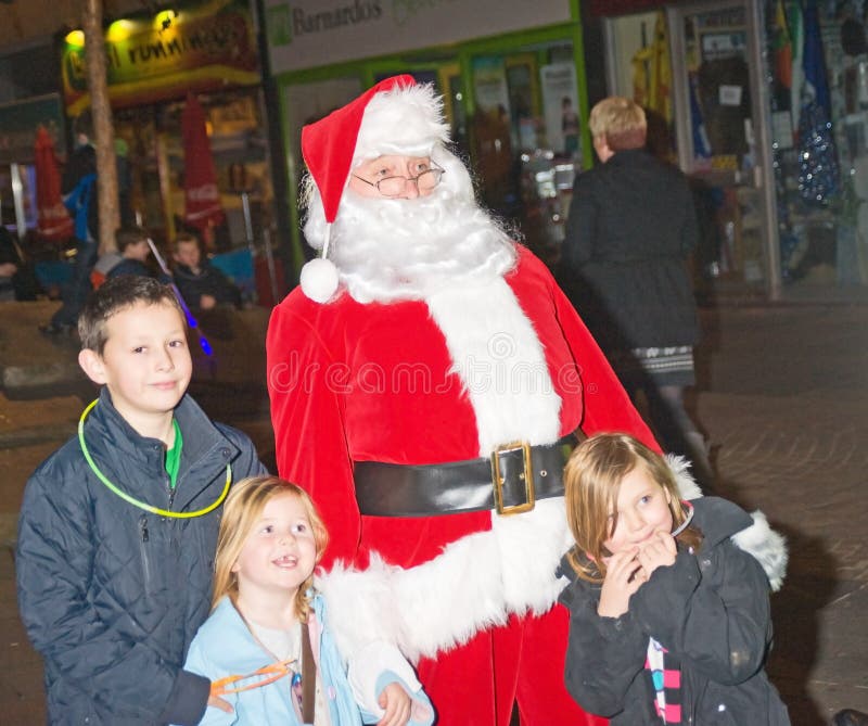 Il Babbo Natale con tre bambini sorridenti. fotografie stock libere da diritti