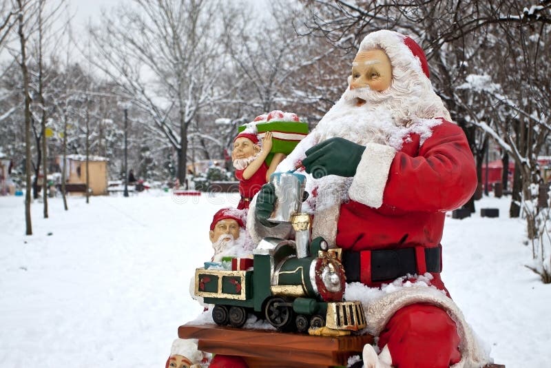 Il Babbo Natale ed assistenti che preparano i regali fotografia stock libera da diritti Il Babbo Natale ed assistenti che preparano i regali fotografia stock libera da diritti
