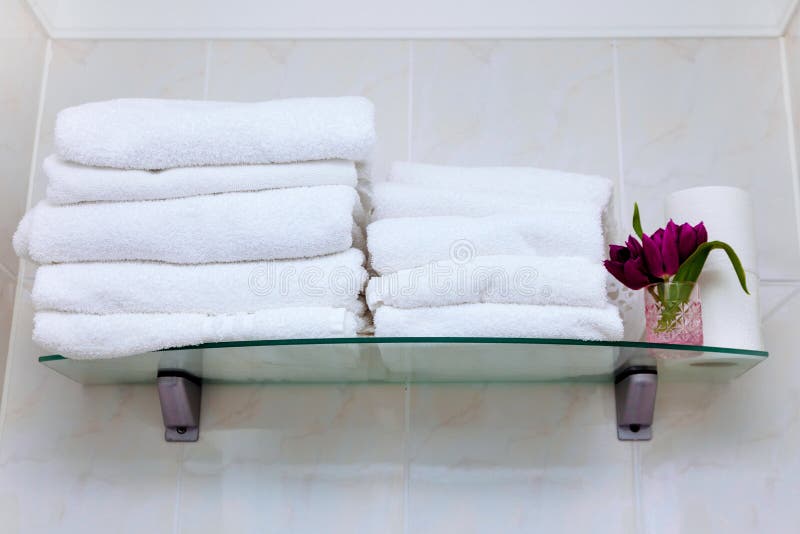 Il bagno bianco pulito dello scaffale del gancio dell'asciugamano fiorisce i tulipani rosa fotografie stock libere da diritti Il bagno bianco pulito dello scaffale del gancio dell'asciugamano fiorisce i tulipani rosa fotografie stock libere da diritti