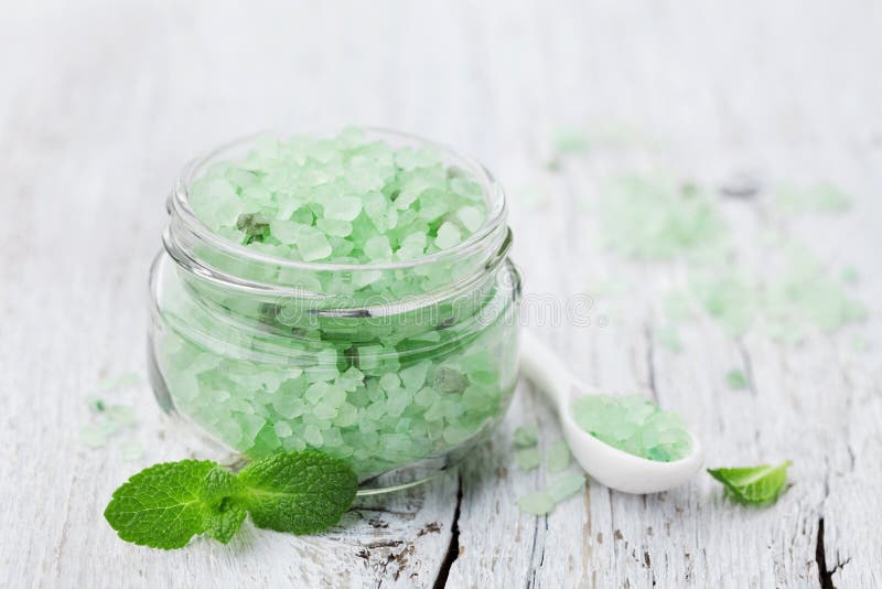 Il bagno del sale marino ha sentito la menta per la stazione termale e l'aromaterapia su fondo di legno bianco fotografie stock libere da diritti Il bagno del sale marino ha sentito la menta per la stazione termale e l'aromaterapia su fondo di legno bianco fotografie stock libere da diritti