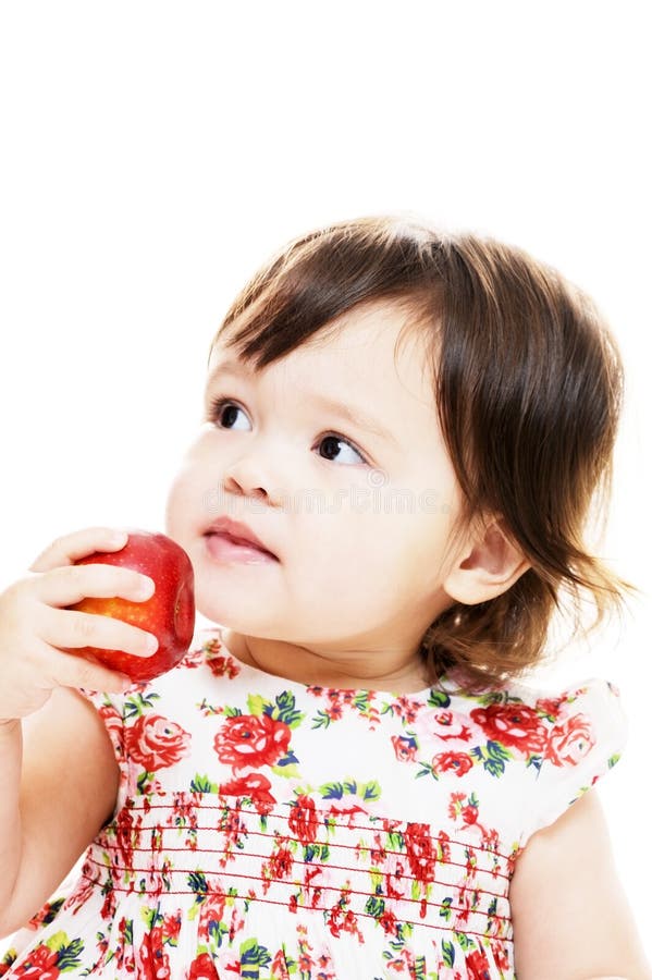 Il bambino assaggia la mela