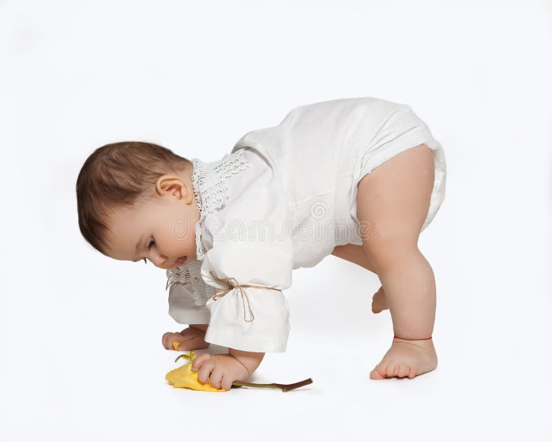 Il bambino che impara camminare ha isolato su fondo bianco fotografia stock libera da diritti Il bambino che impara camminare ha isolato su fondo bianco fotografia stock libera da diritti