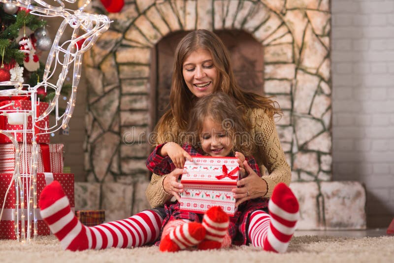 Il bambino della bambina a casa dal camino con la famiglia paren immagine stock libera da diritti Il bambino della bambina a casa dal camino con la famiglia paren immagine stock libera da diritti
