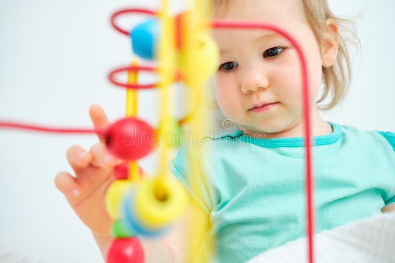Il bambino gioca con le mani imparando giocattoli fotografia stock libera da diritti