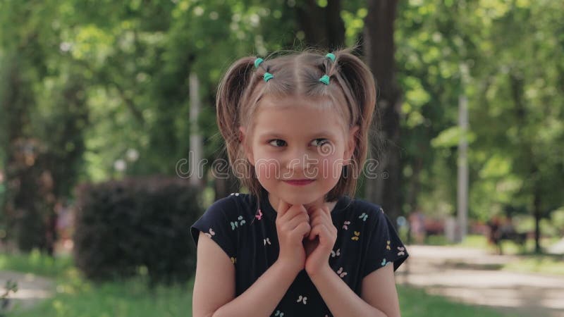 Il bambino guarda la telecamera che ride e fa facce